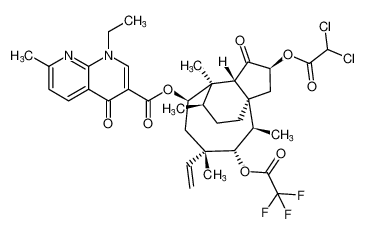 (2S,3aR,4R,5R,7S,8S,9R,9aS,12R)-2-(2,2-dichloroacetoxy)-4,7,9,12-tetramethyl-3-oxo-8-(2,2,2-trifluoroacetoxy)-7-vinyldecahydro-4,9a-propanocyclopenta[8]annulen-5-yl 1-ethyl-7-methyl-4-oxo-1,4-dihydro-1,8-naphthyridine-3-carboxylate CAS:39730